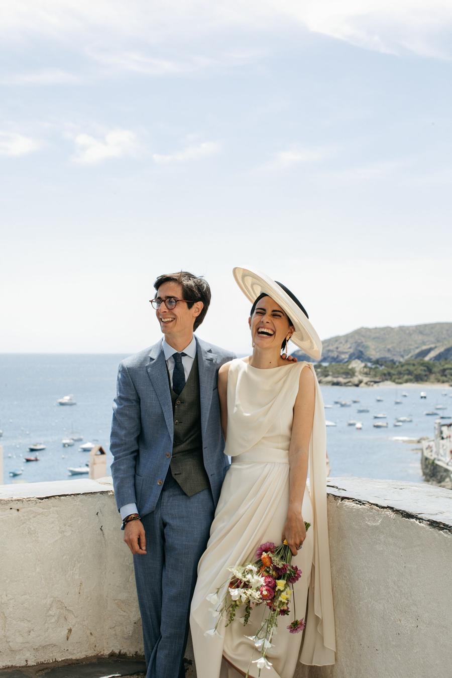 Destination wedding en Cadaqués publicada en Vogue: los novios en una terraza frente a la bahía, en la Costa Brava