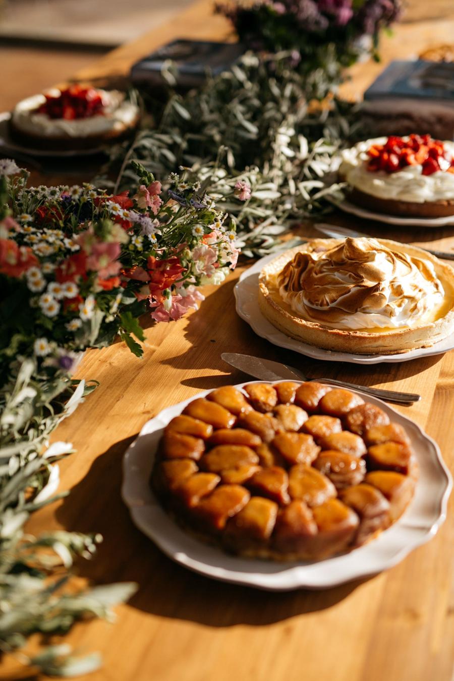 Mesa de postres con tartas y flores silvestres en una destination wedding en Cadaqués publicada en Vogue