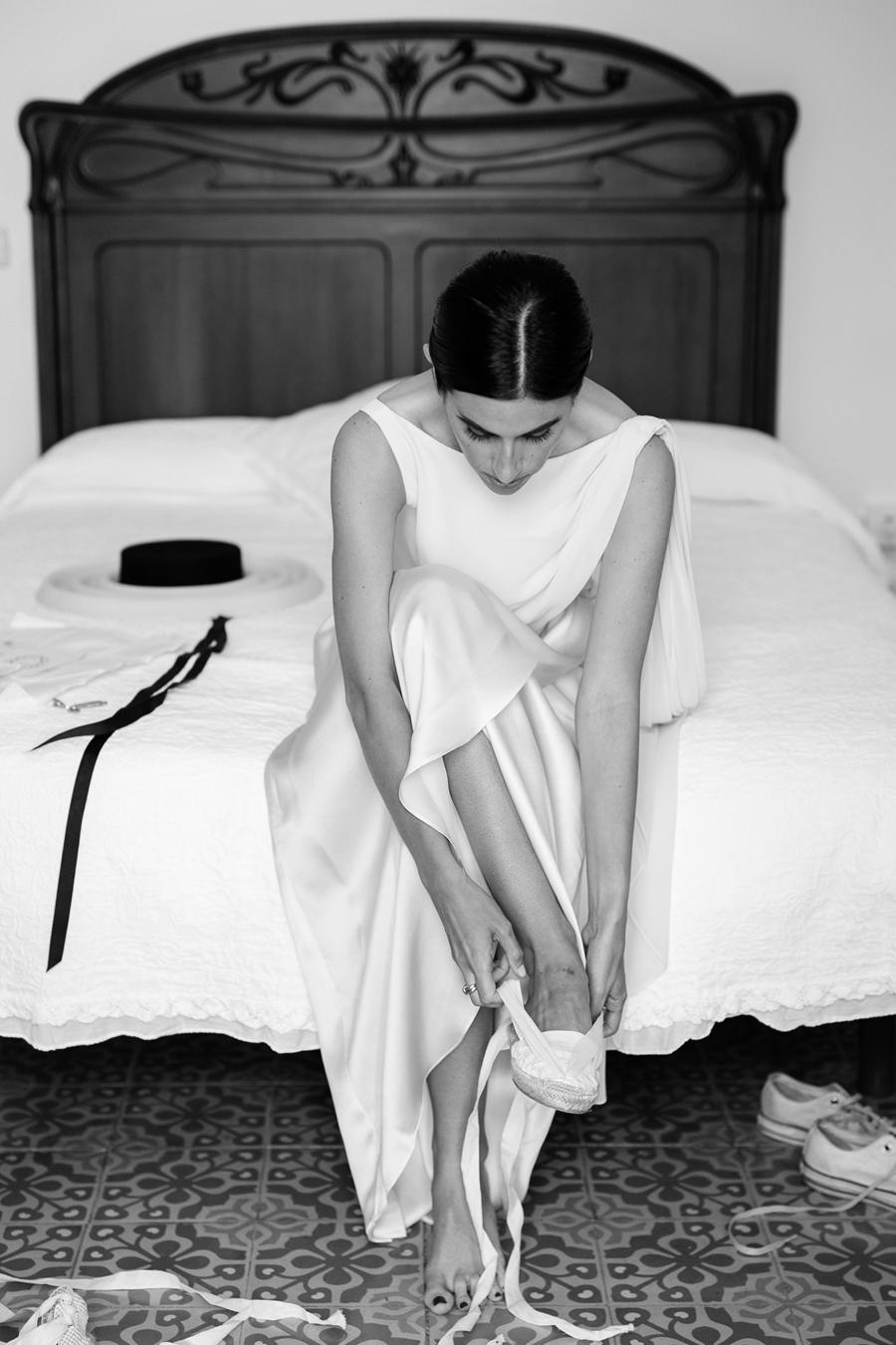 La novia preparándose para su destination wedding en Cadaqués, boda publicada en Vogue