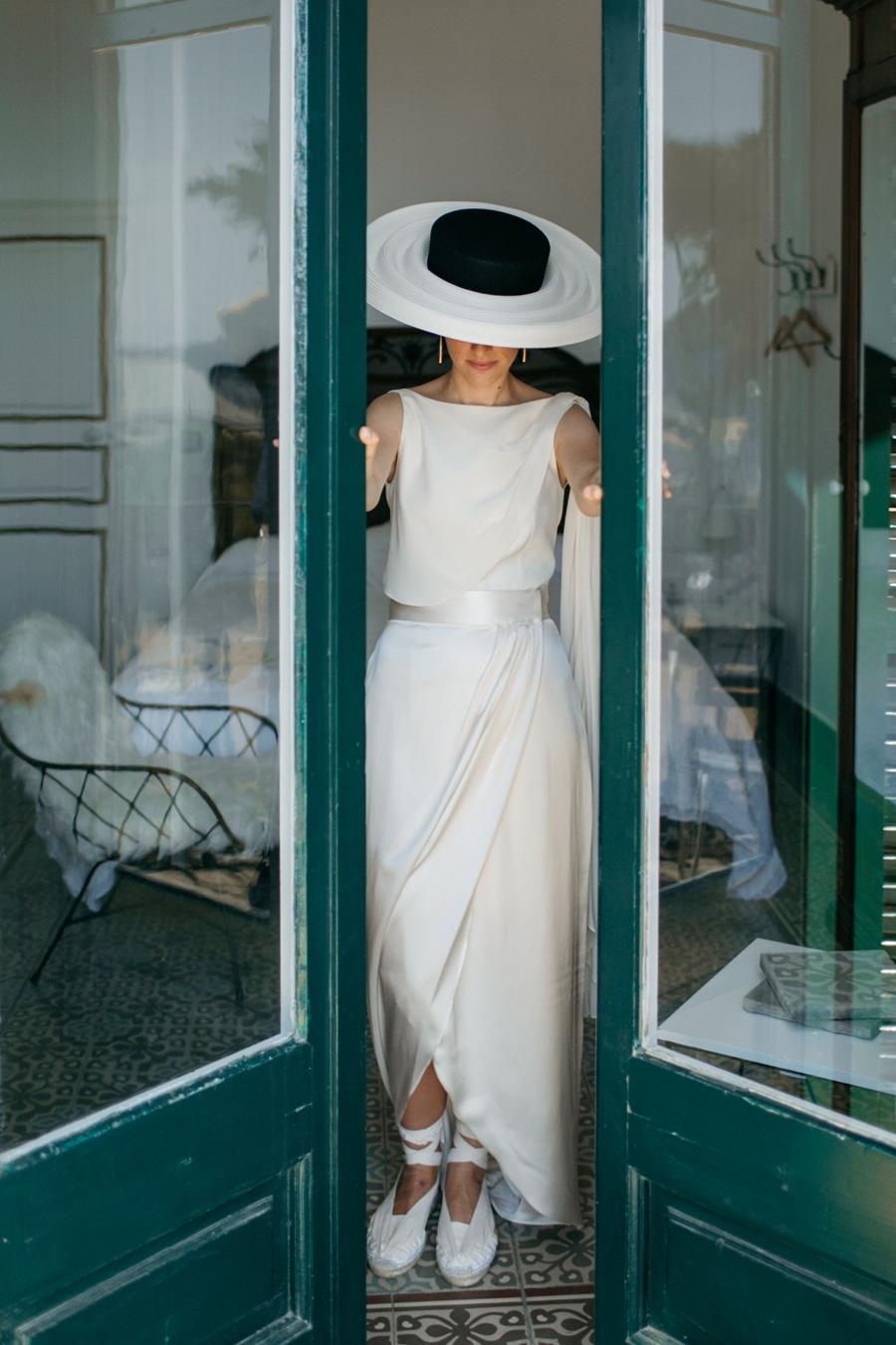 Novia con pamela en una casa de Cadaqués, destination wedding en la Costa Brava publicada en Vogue