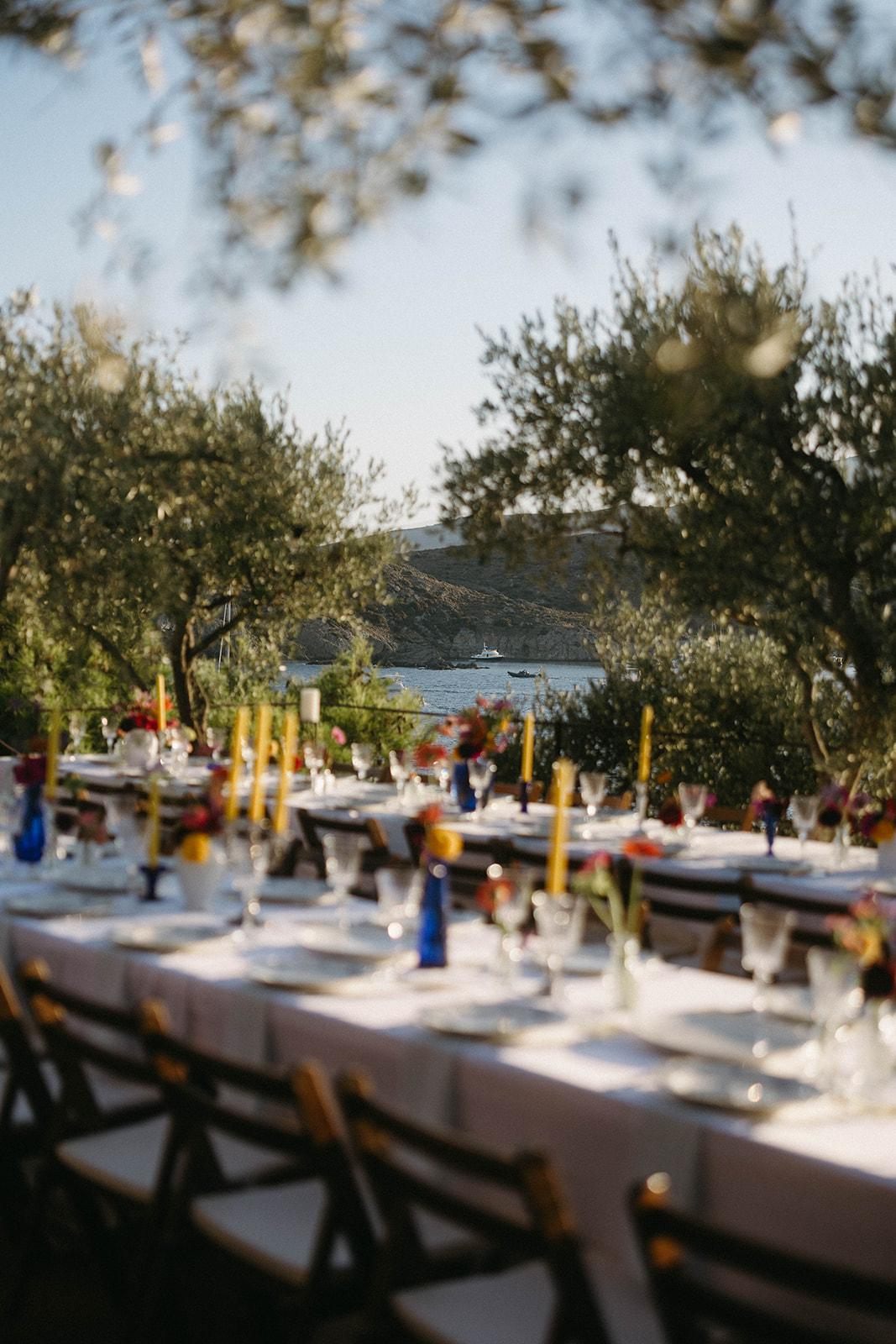 Mesa de banquete nupcial junto al mar en la Costa Brava