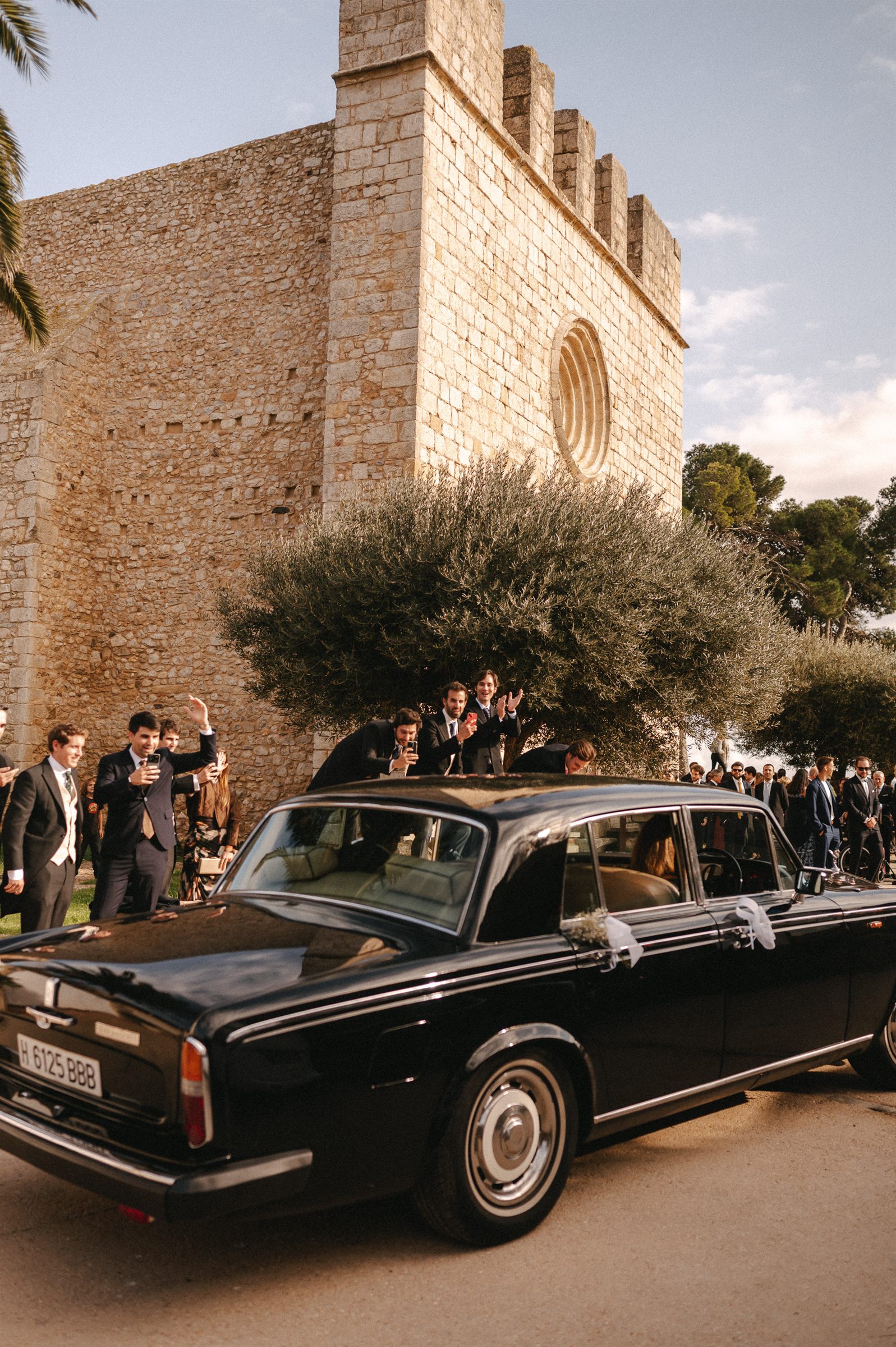 Coche clásico a la salida de una boda en un castillo de Cataluña